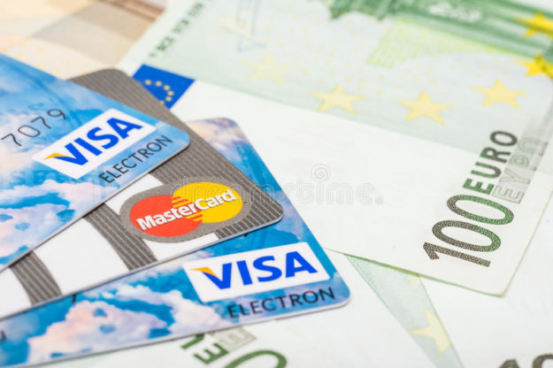 visto-e-carte-di-credito-di-mastercard-sopra-le-euro-banconote-36182044